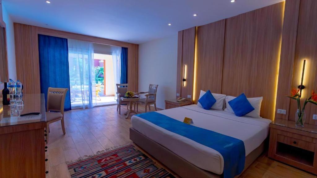 Junior Suite Swim Up Room